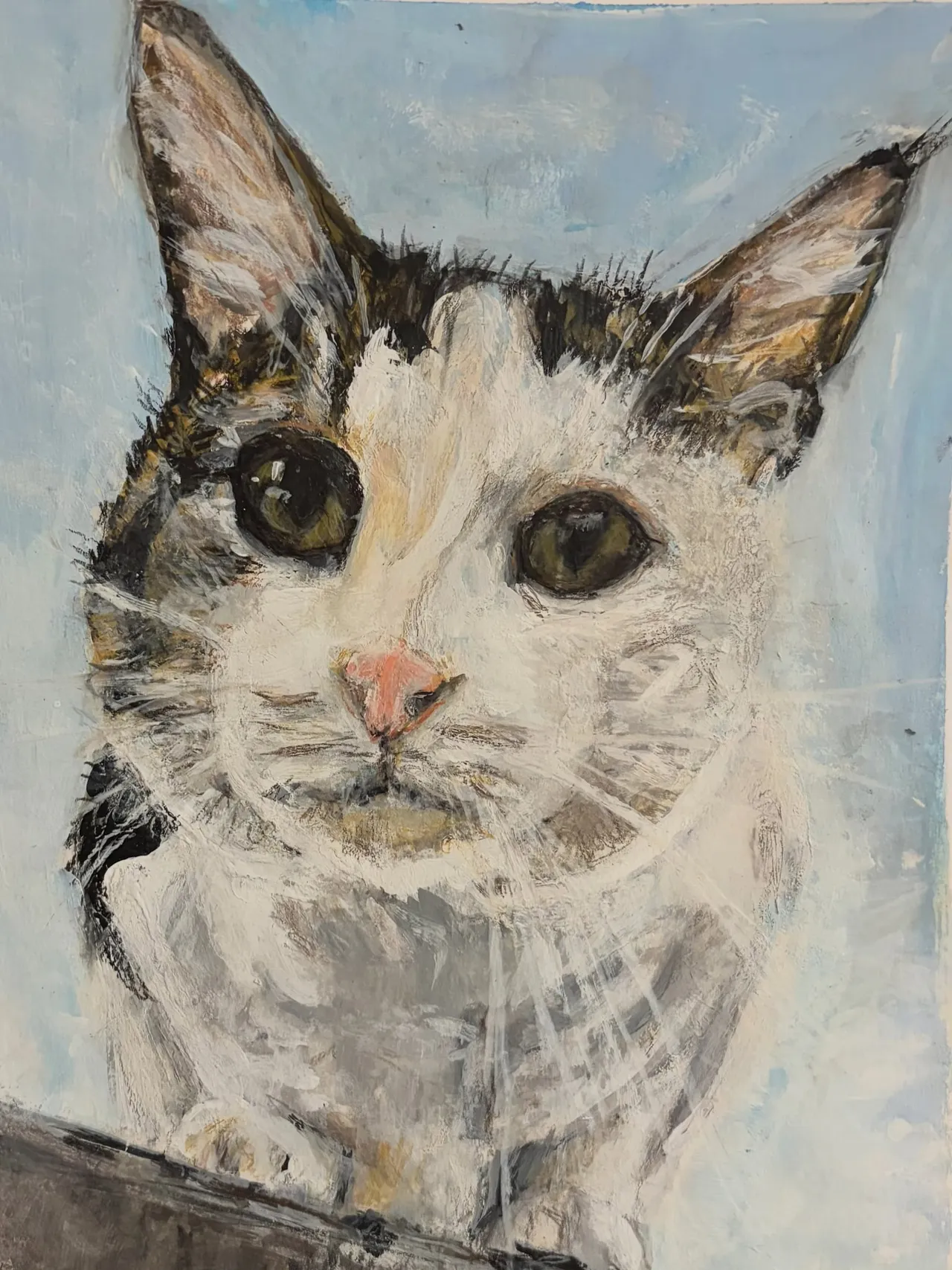 Gemälde eines weissen Katers mit grauschwarzen Flecken, die aufmerksam aus dem Bild blickt, vor hellblauem Hintergrund.
