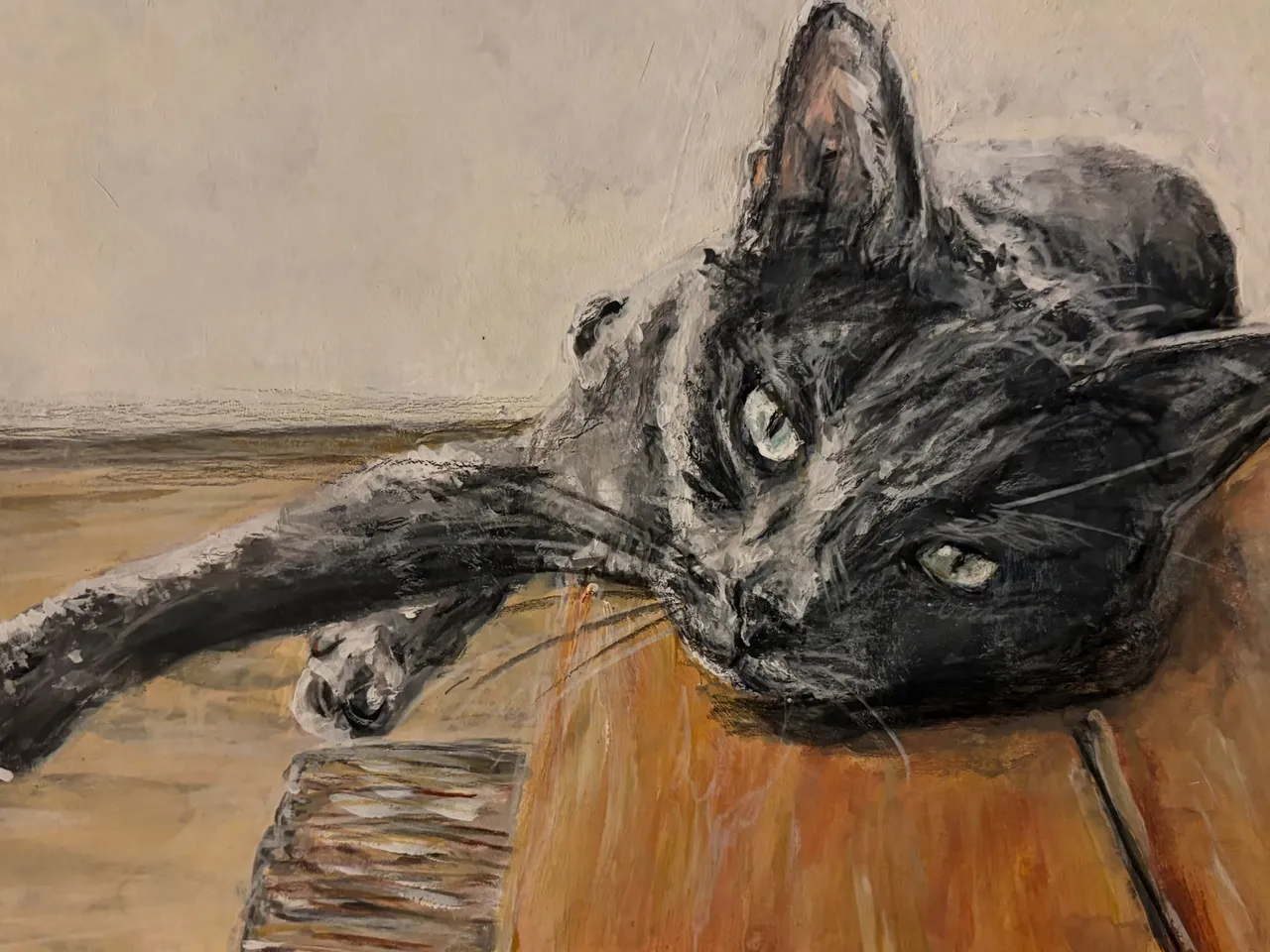 Gemälde einer grauen Katze, die ausgestreckt auf einem Holztisch liegt und zu den Betrachtenden schaut.